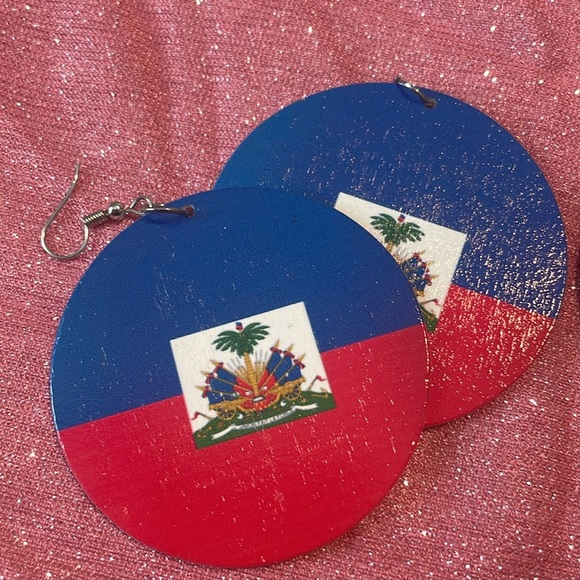 Empowering and beautifully crafted earrings - Picture 3 of 4